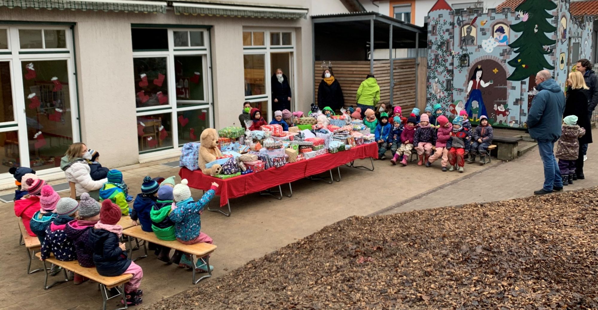 Übergabe der Weihnachtspäckchen an den Caritasverband