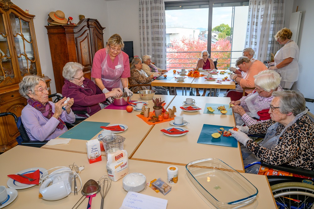 Gemeinsames Backen mit den Bewohner*innen