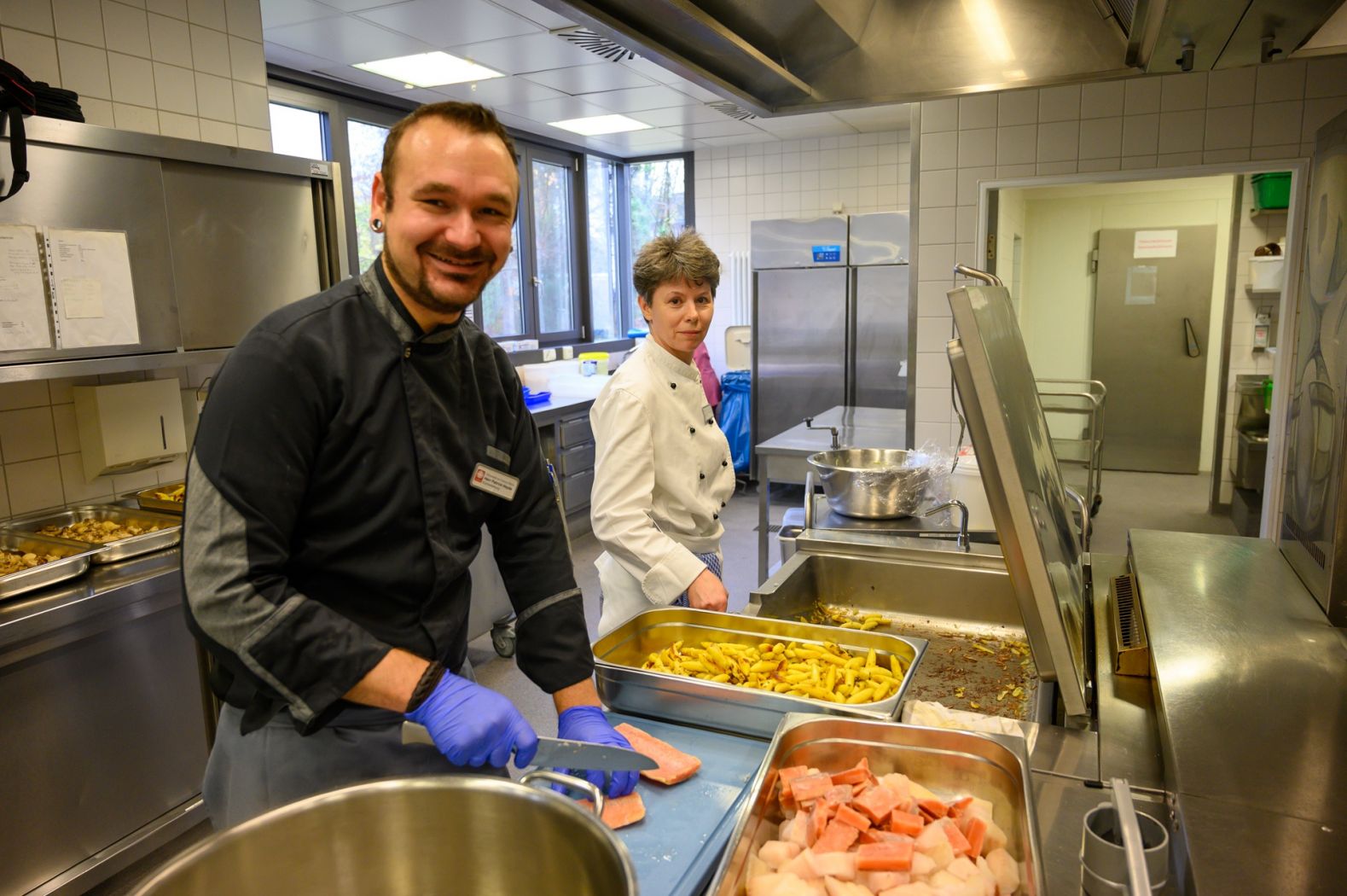 Zwei Köche beim Kochen