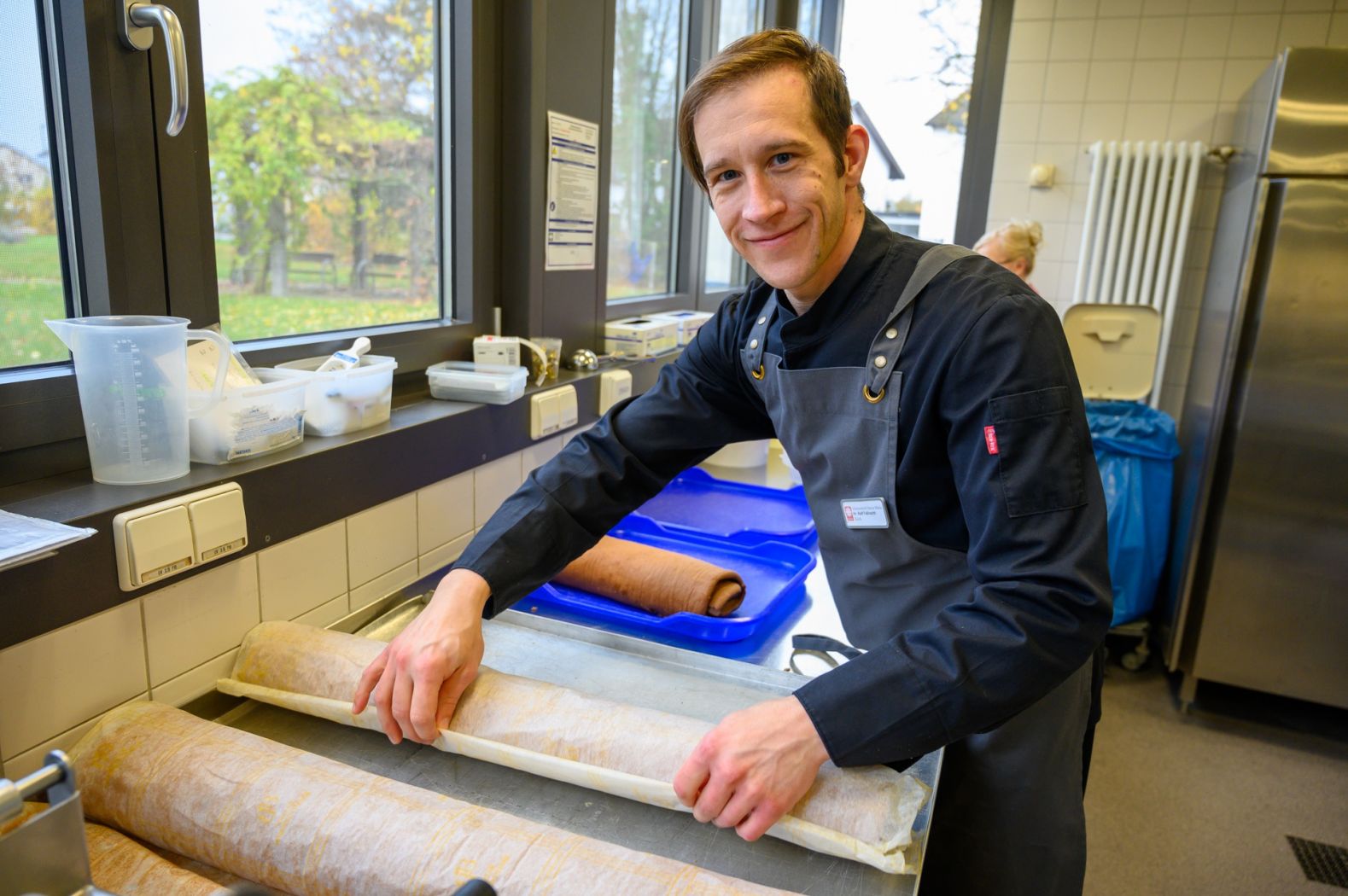 Ein Koch beim Tortenbacken