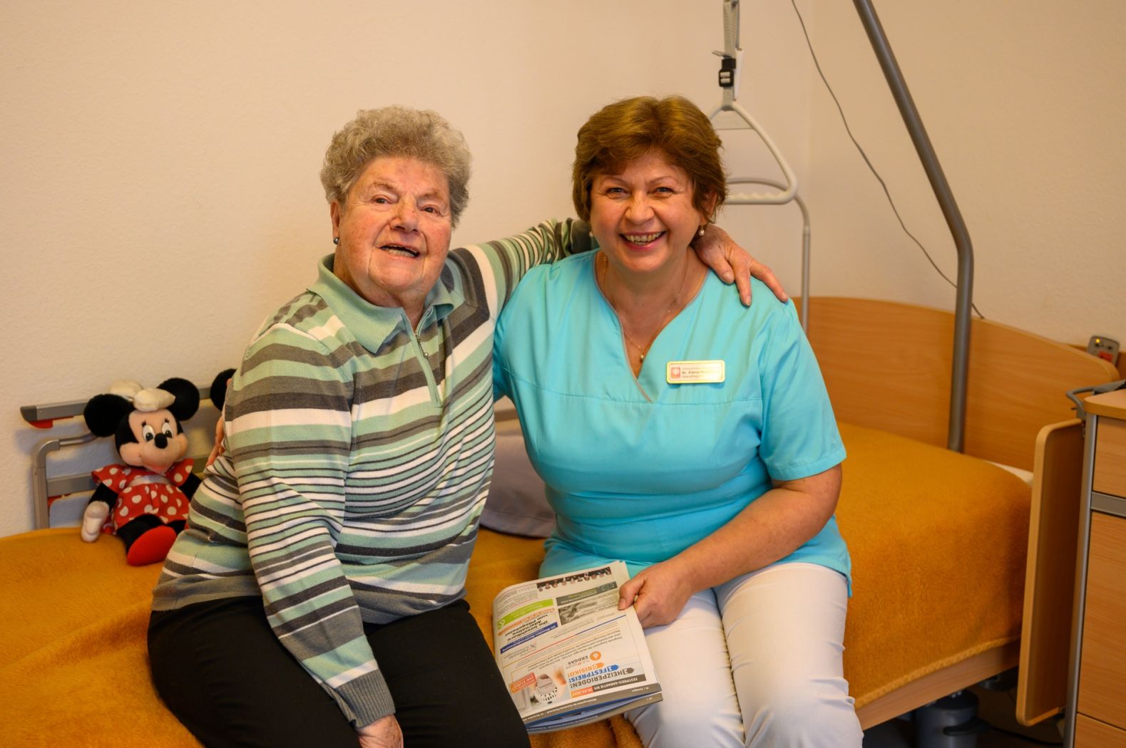 Eine Pflegerin zusammen mit einer Bewohnerin