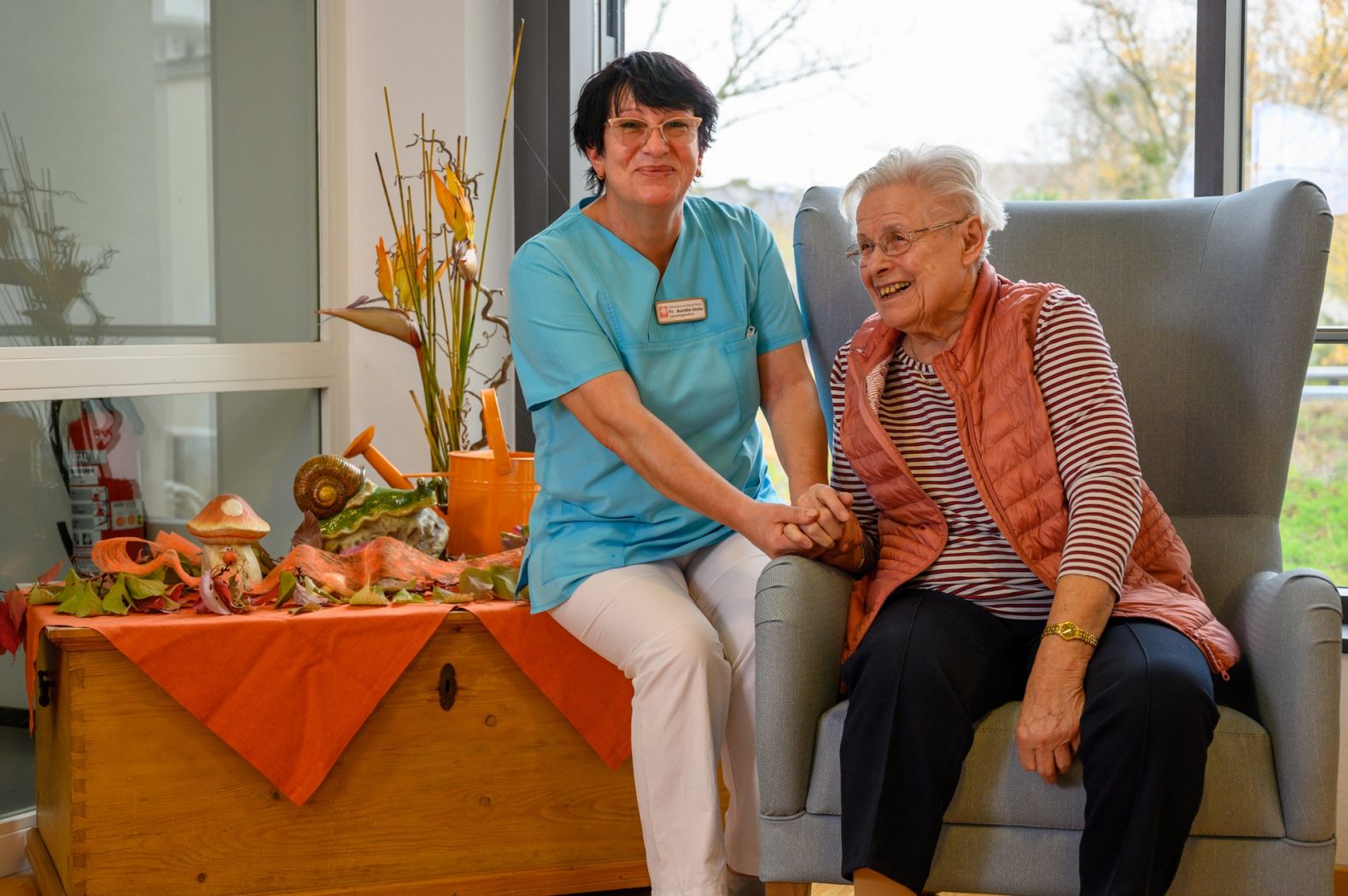 Eine Pflegerin mit einer Bewohnerin