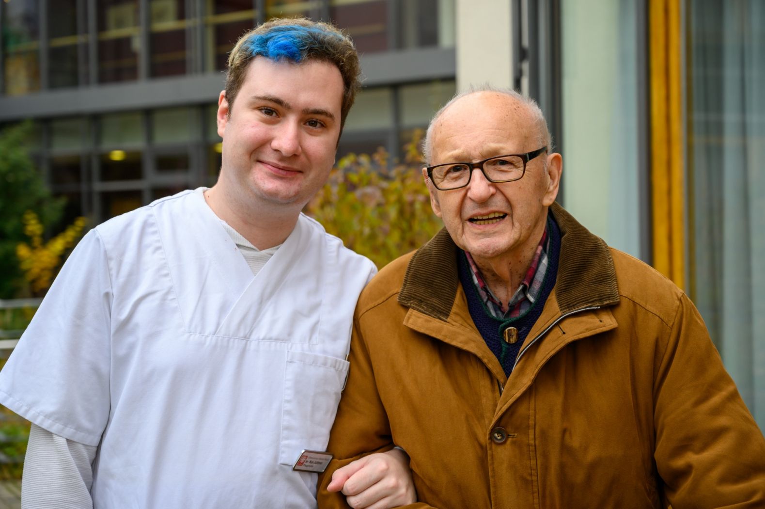 Ein Pfleger zusammen mit einem Bewohner