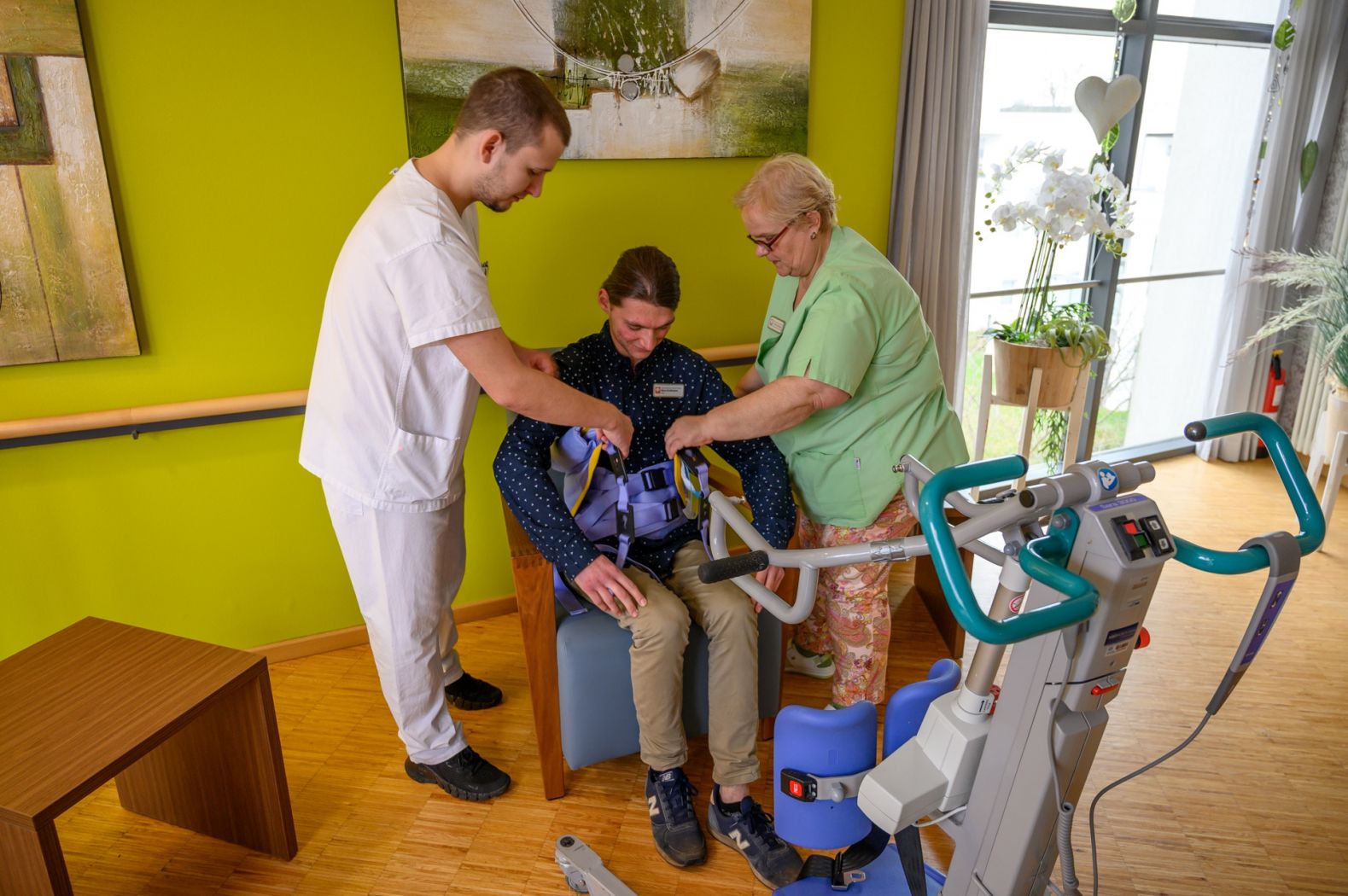 Die Praxisanleiterin erklärt den FSJ-lern ein Hilfsmittel