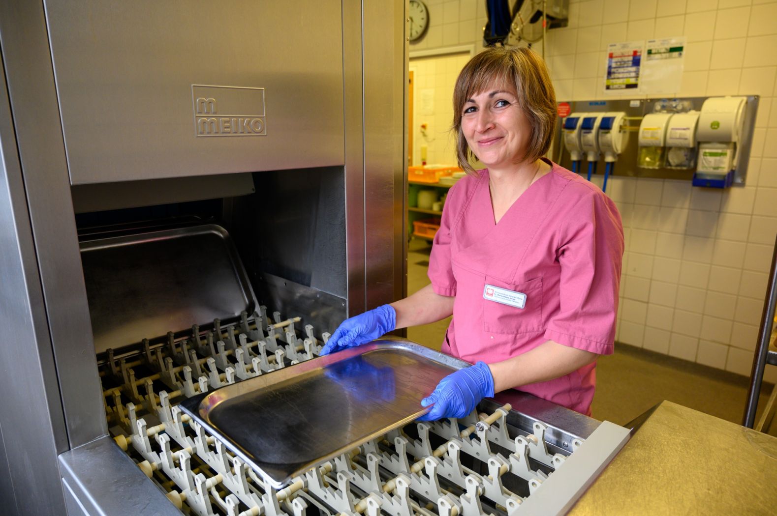 Eine Mitarbeiterin beim Spülen