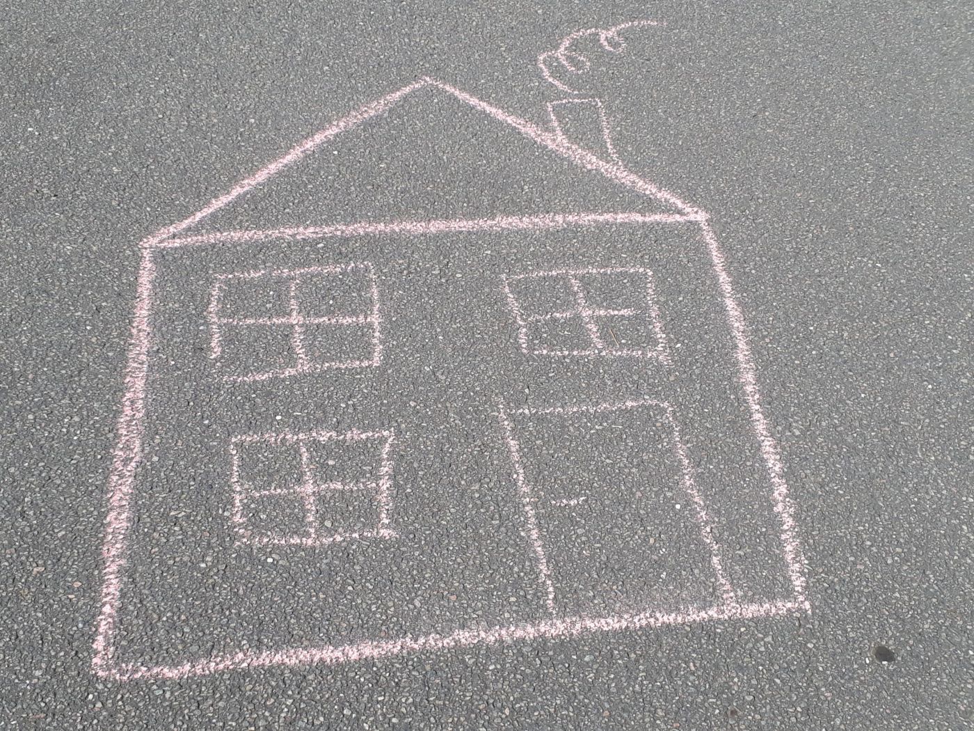 Mit Kreide auf den Boden gemaltes Haus