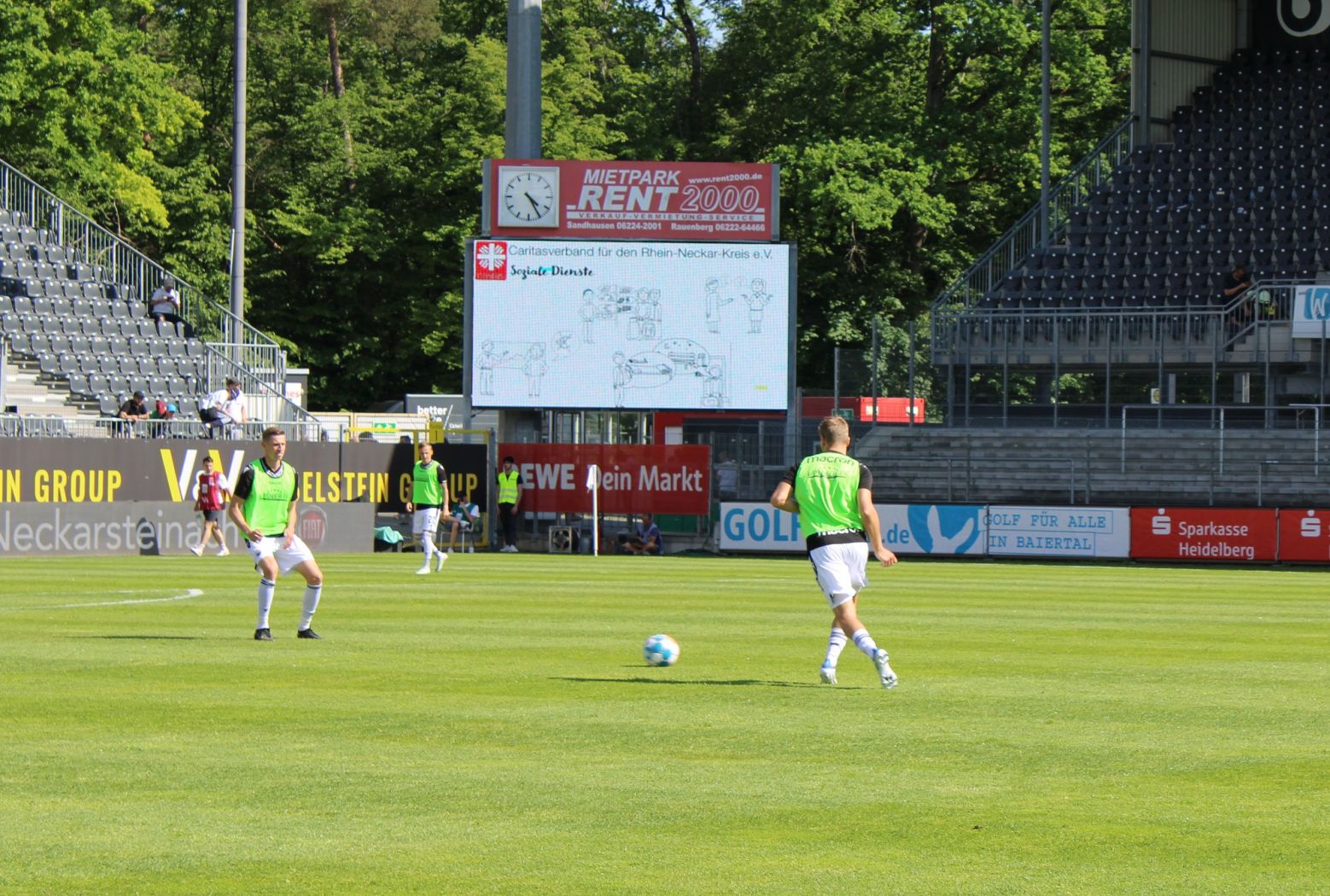 Caritas-Bildschirm in der Halbzeitpause