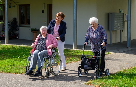 Spaziergang im Garten des Caritas-Seniorenzentrums St. Leon-Rot