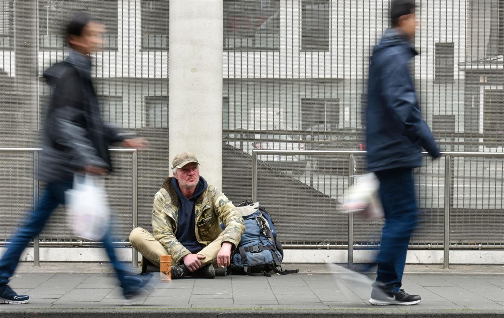 Wohnungsloser Mensch auf der Straße