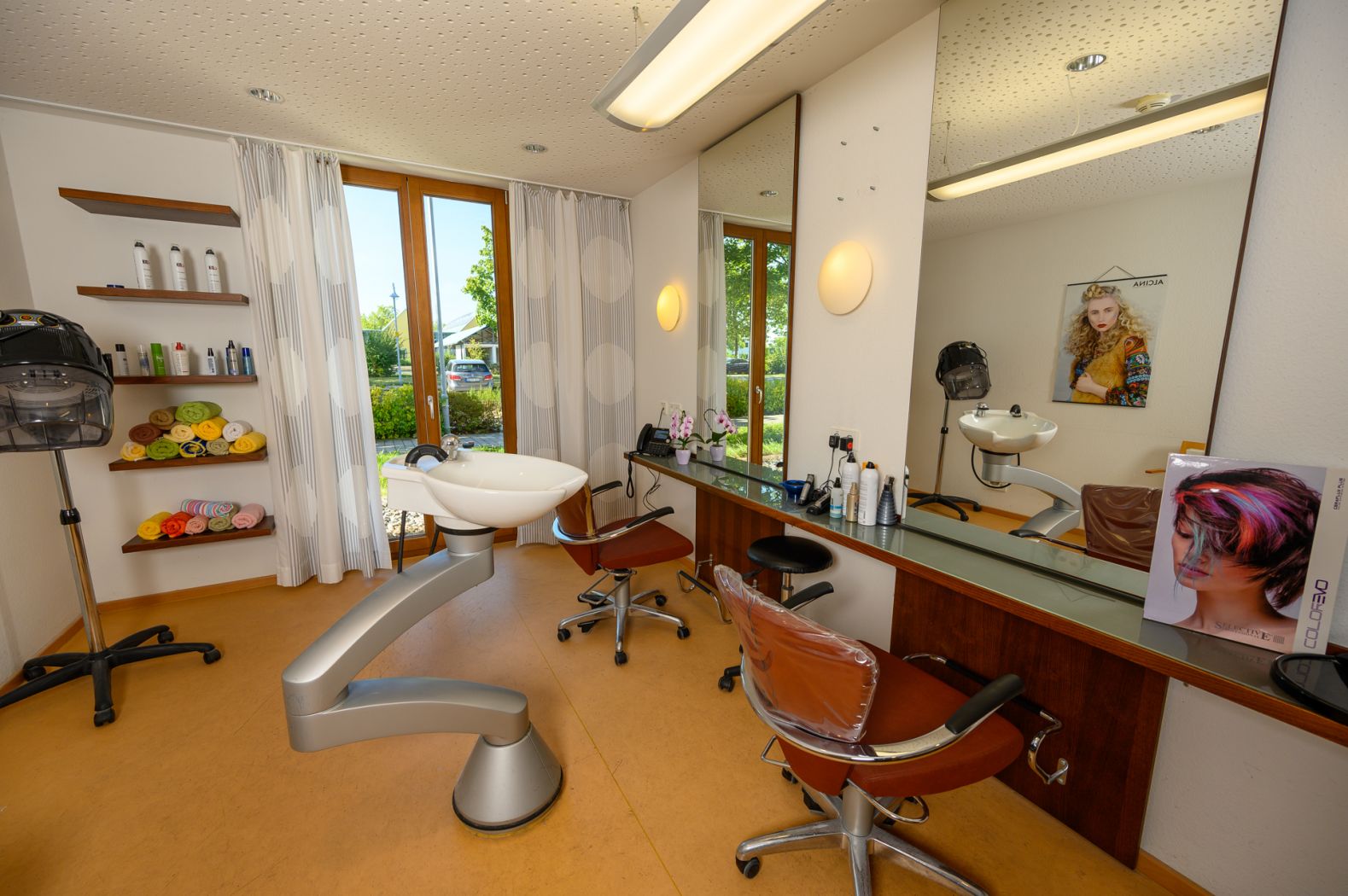 Friseursalon im Erdgeschoss