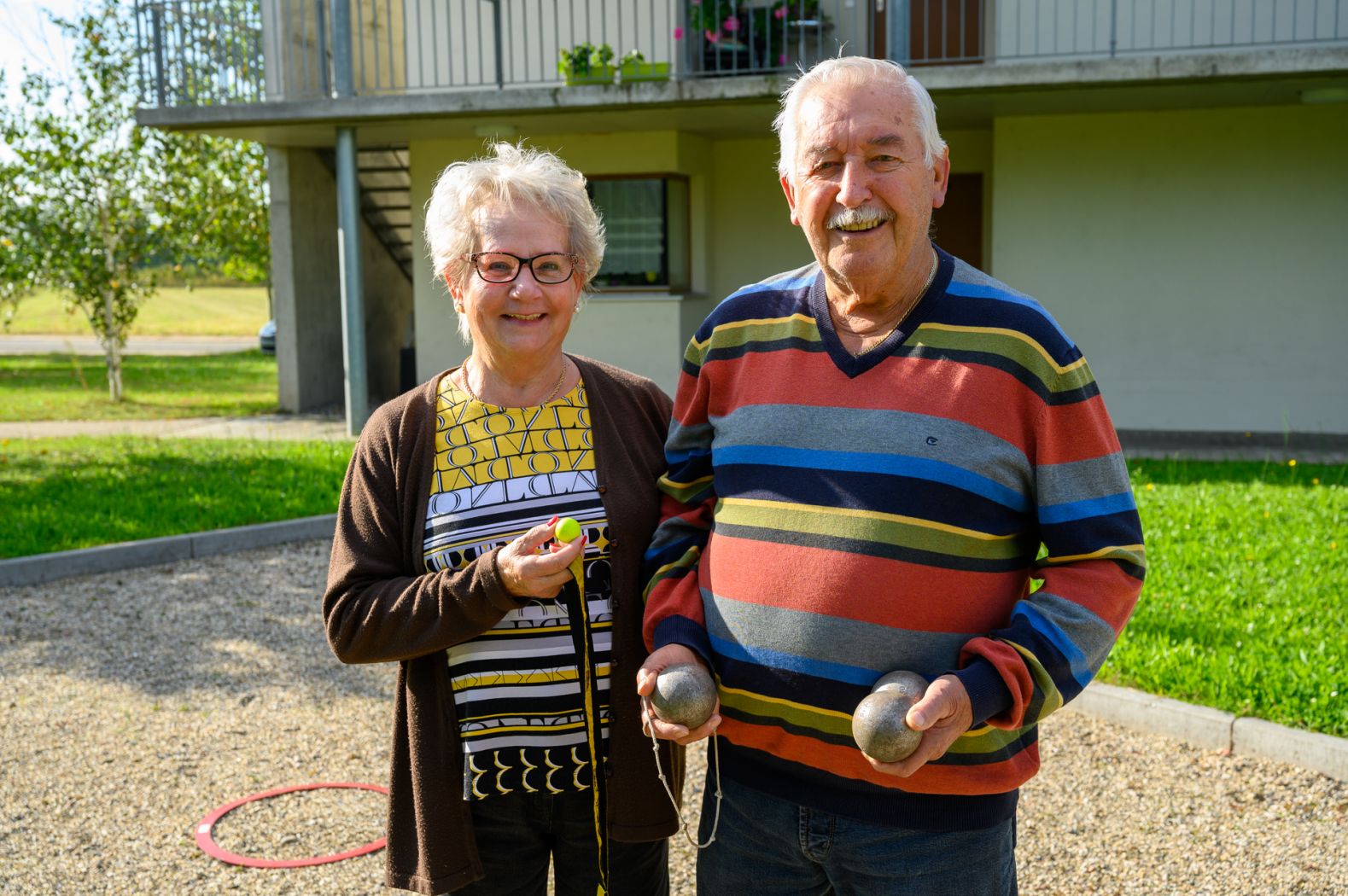 Bewohner*innen des Betreuten Wohnens beim Boulespiel