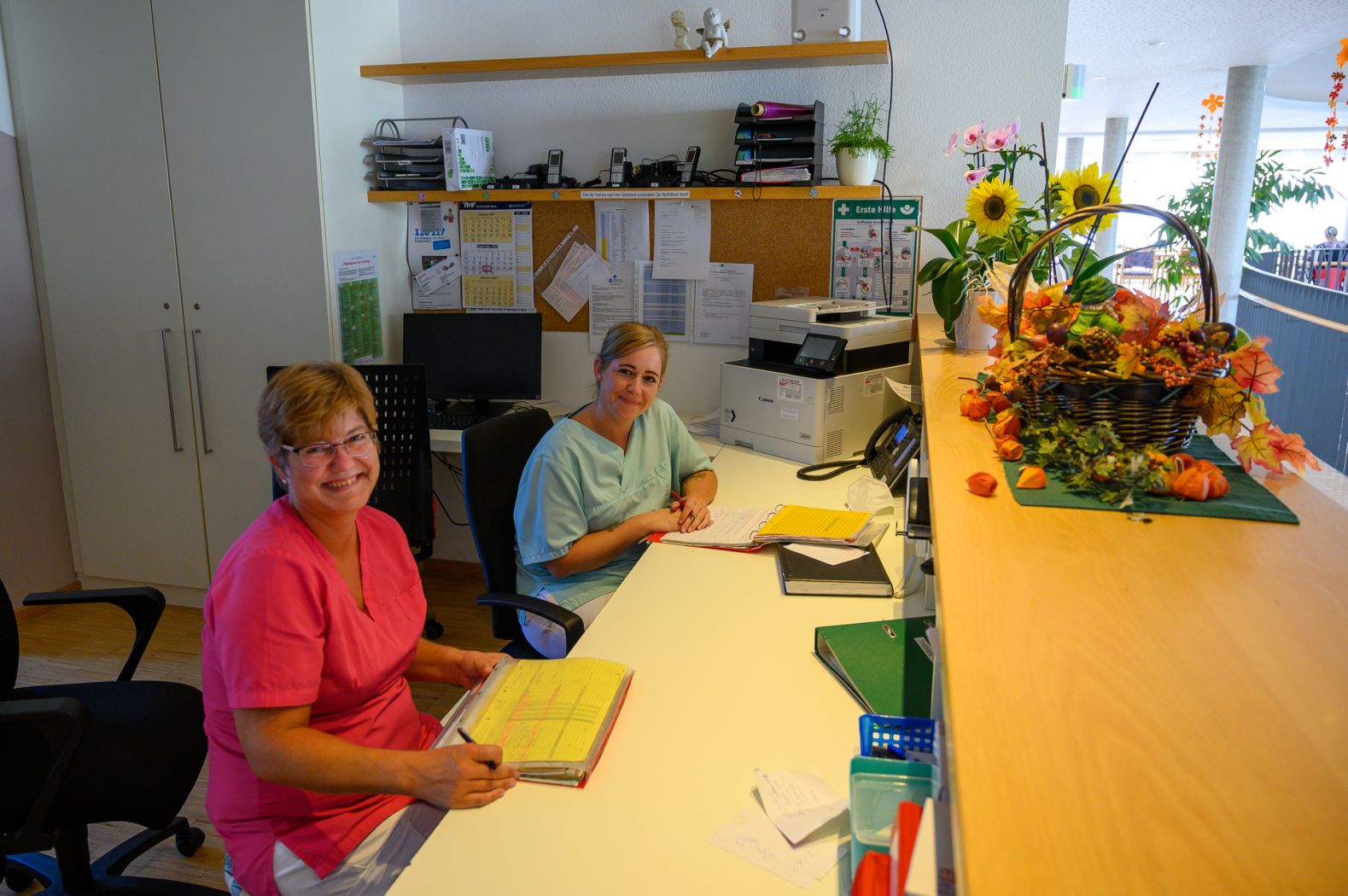 Eine Pflegerin mit einer Bewohnerin