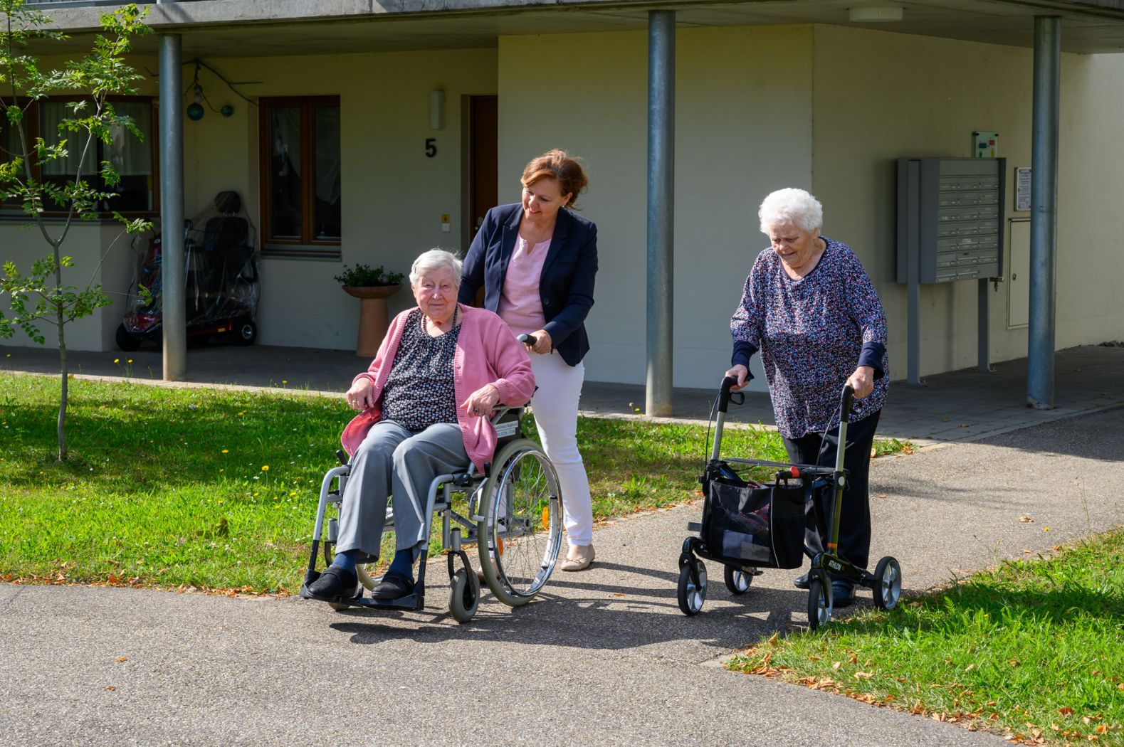 Eine Pflegerin mit einer Bewohnerin