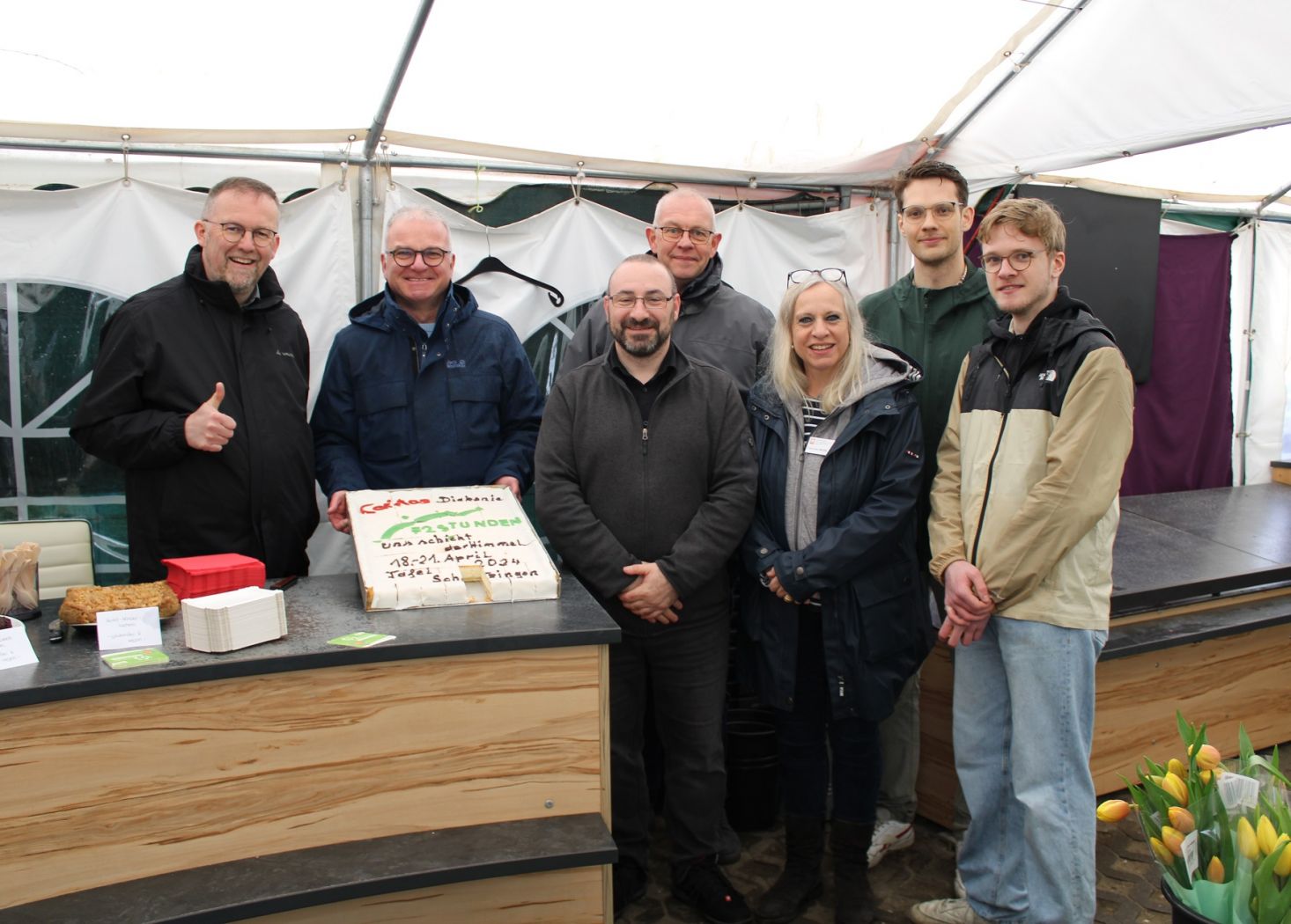 Gruppenbild mit Motto-Torte zum Auftakt der 72-Stunden-Aktion in der Tafel Schwetzingen
