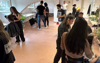 Friseurauszubildende schneiden in der Tagesstätte wohnsitzlosen Menschen ehrenamtlich die Haare