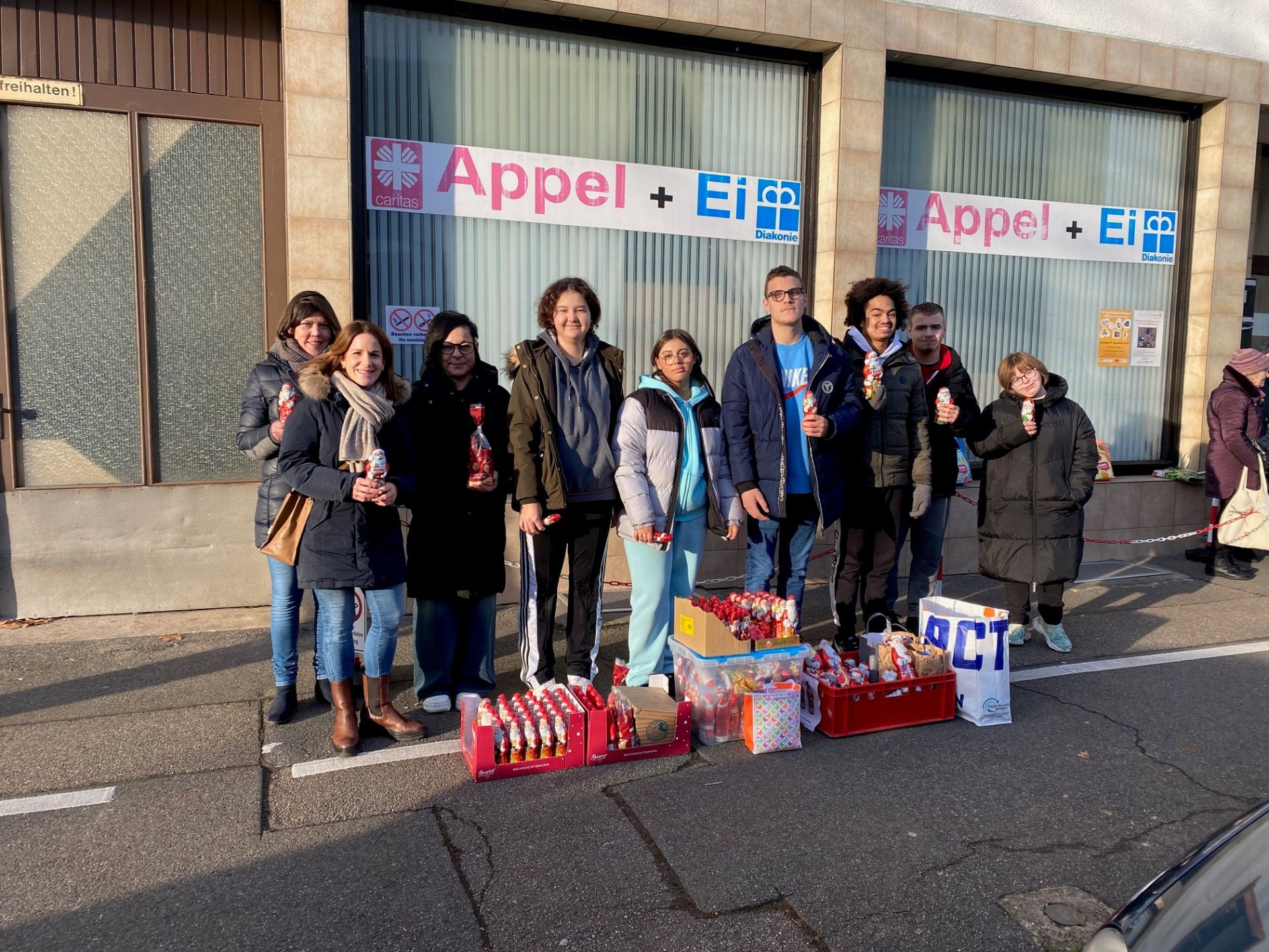 Schülerinnen und Schüler der Comenius-Schule in Schwetzingen spendeten Nikoläuse an die Tafel Schwetzingen