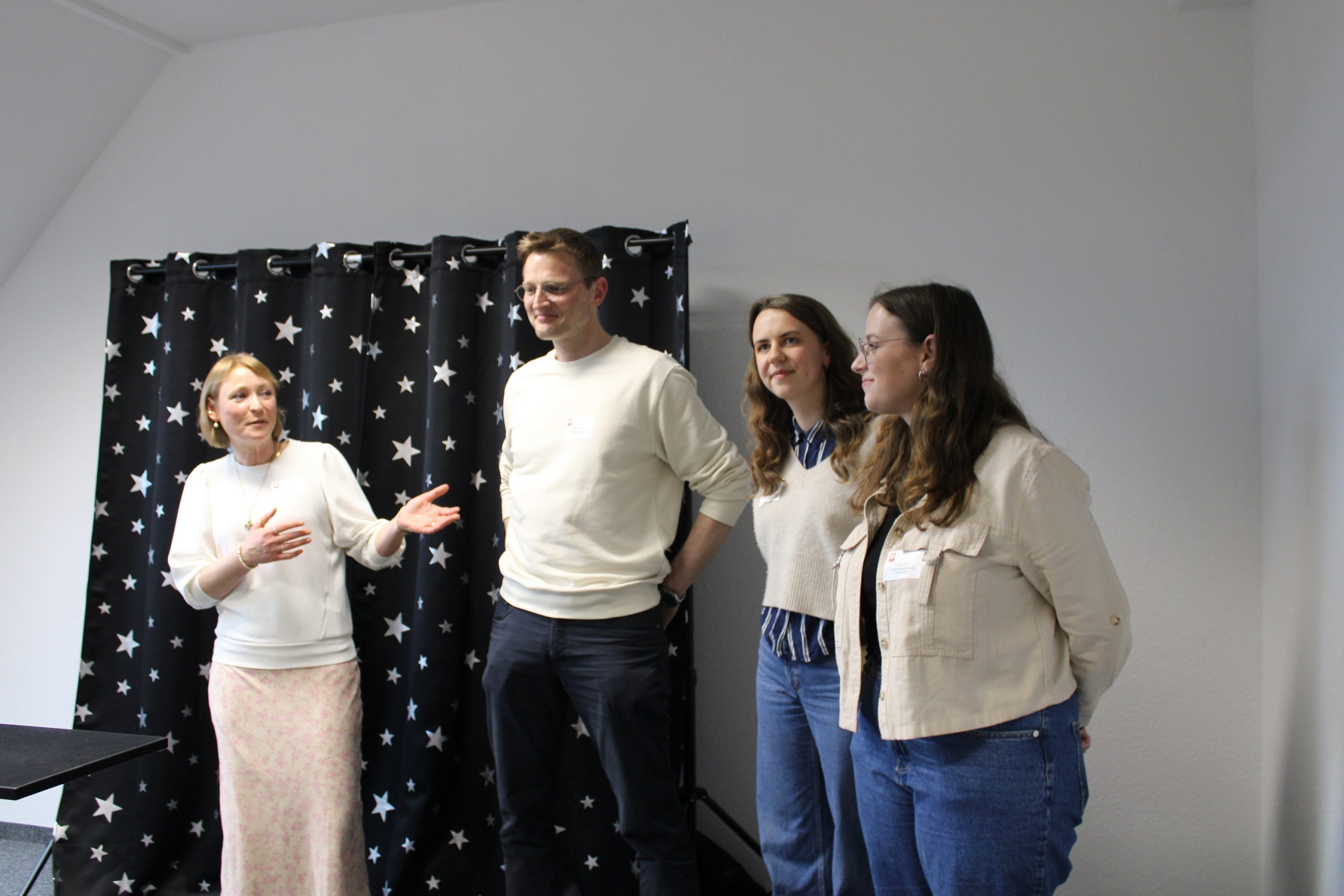 Das Team der Fachberatungsstelle bei der Begrüßung (v. l.): Lola Berger, Philipp Ziegler, Johanna Blauth und Lisa Link
