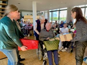 Bastelgruppe verteilt selbstgemachte Ostergeschenke