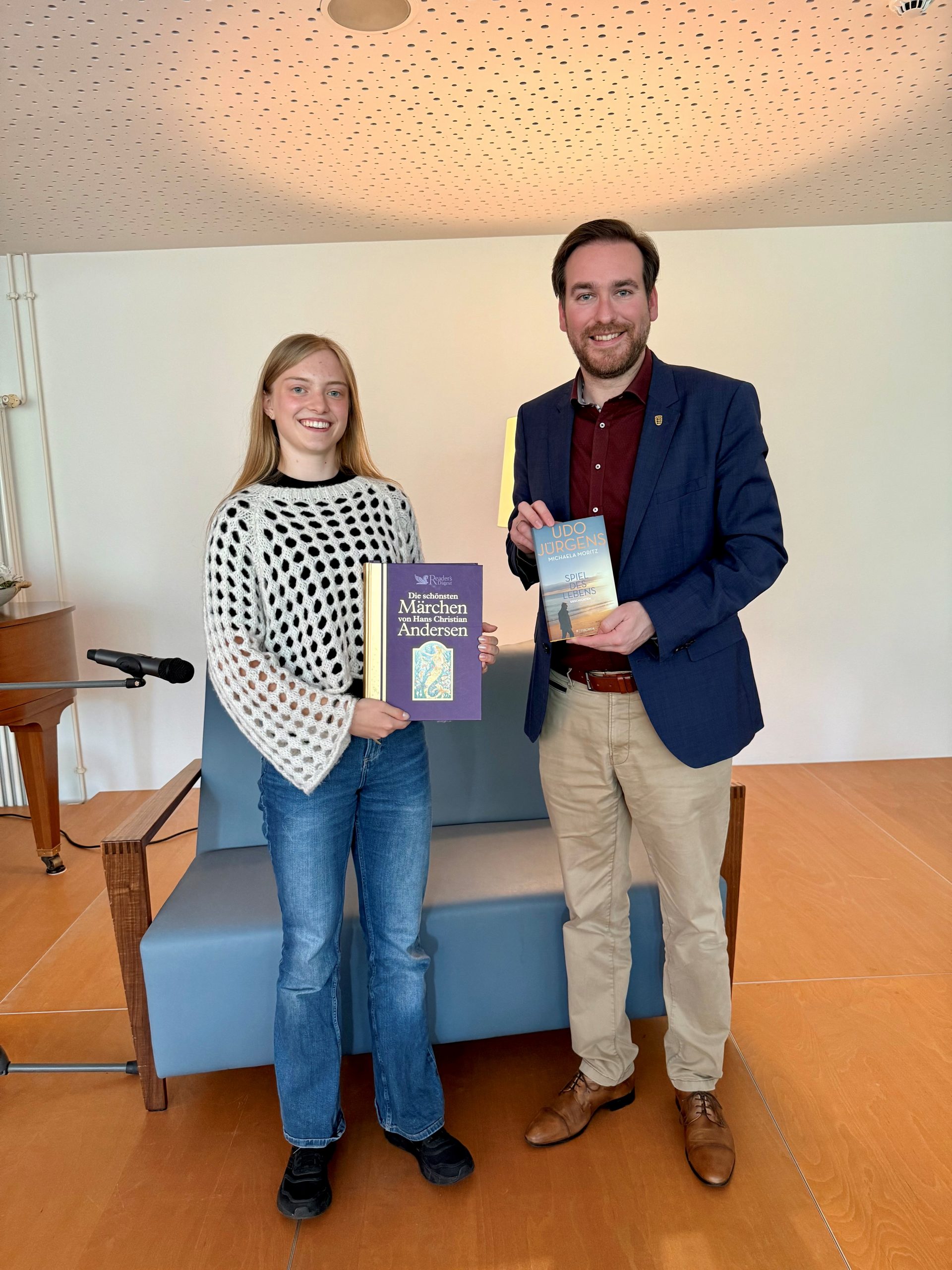 Cara Kemptner zusammen mit Andreas Sturm beim Vorlesen im CAZ