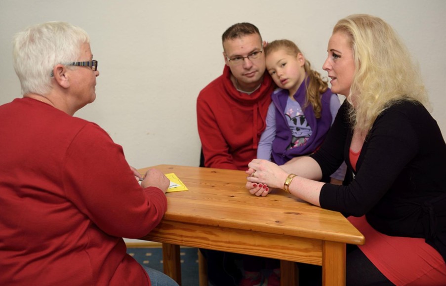 Familie mit Tochter bei der Beratung