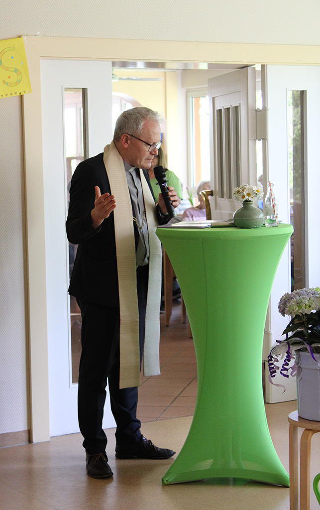 Bernhard Pawelzik bei der Segnung der Räumlichkeiten