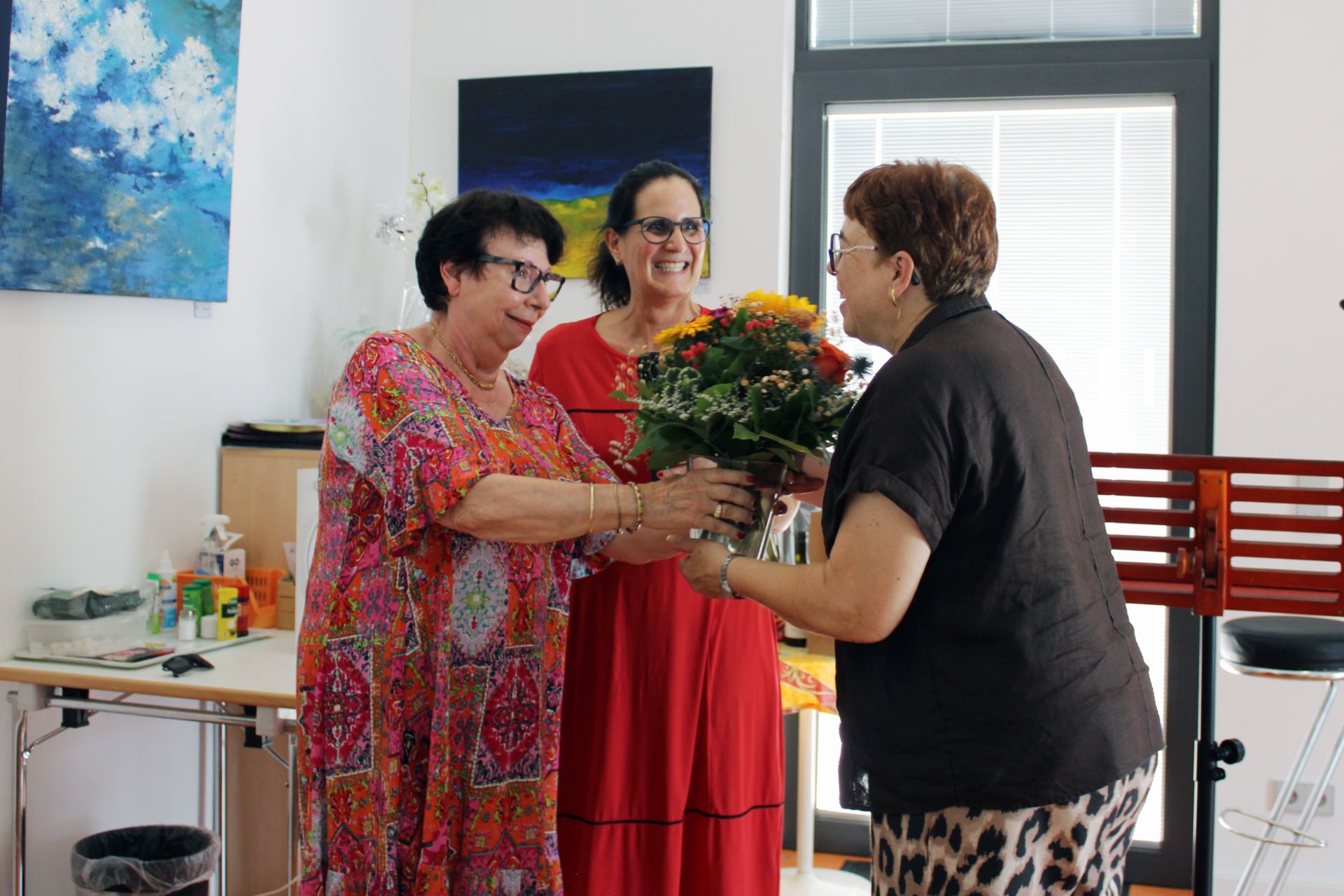 Dr. Franziska Geiges-Heindl und Dr. Susanna Re beglückwünschen Michaela Günter
