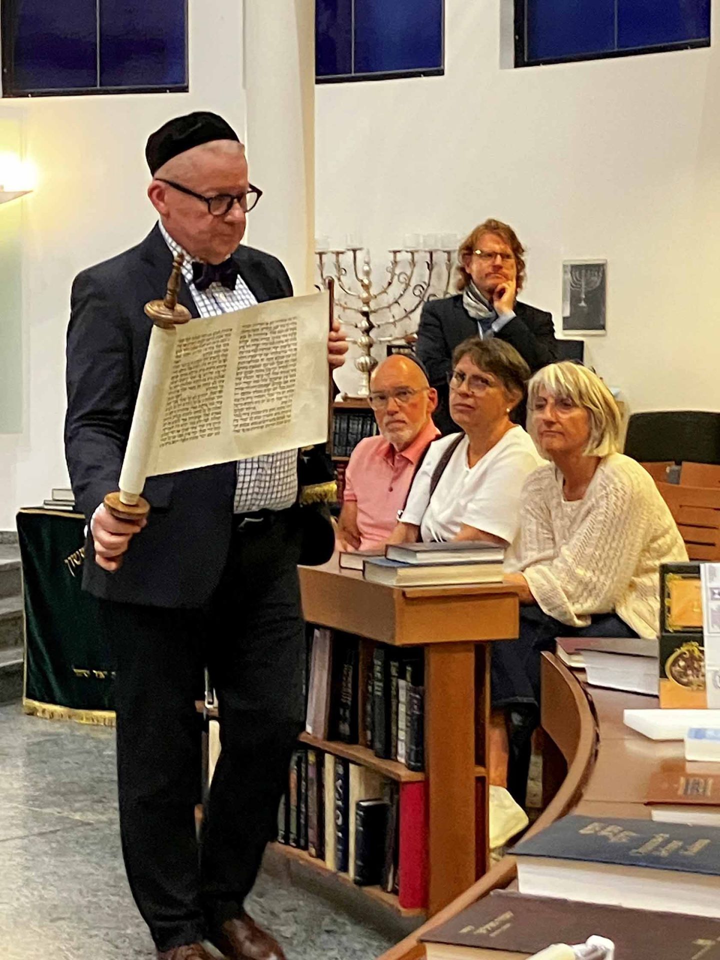 Rabbiner Jona David Pawelczyk-Kissin zeigt eine Schriftrolle.